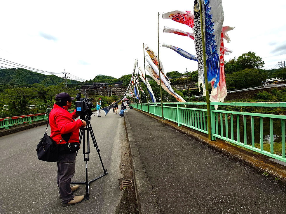 市民が喜ぶ鯉のぼりのため、地元のテレビ局と新聞社が取材に来ました