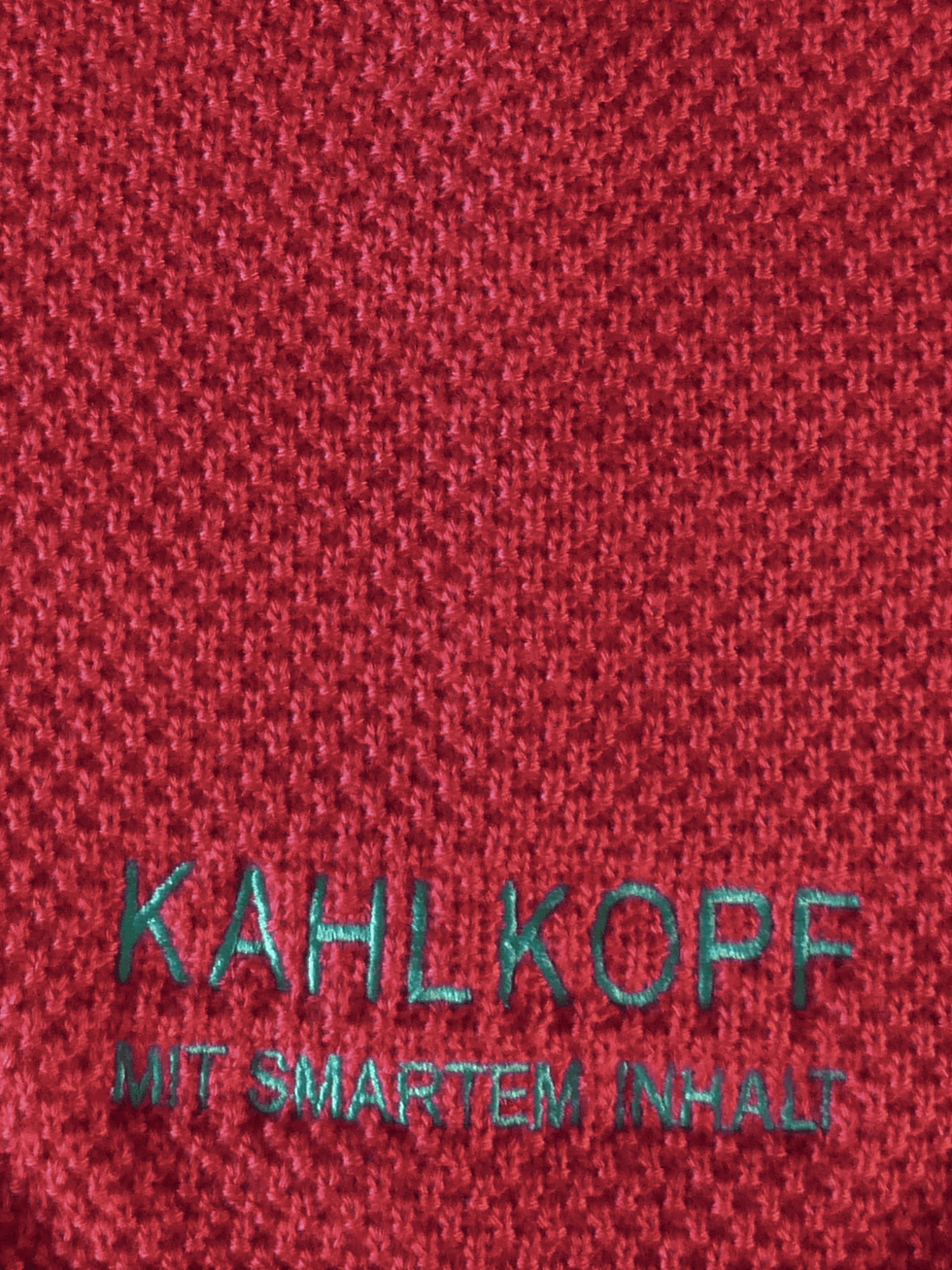 Miniaturbild: Detailansicht: Strick-Beanie pink mit Spruch KAHLKOPF MIT SMARTEM INHALT; Mütze für smarte Kahlköpfe