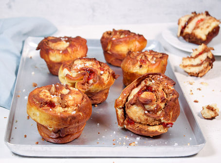 Brezel-Muffins mit Erdnussbutter & Johannisbeer-Gelee