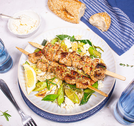 Schweinefleisch-Spieße mit Kritharaki, Honig-Lauch & Feta