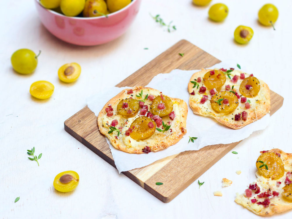 Mini-Flammkuchen mit Mirabellen, Schinken und Ziegenfrischkäse