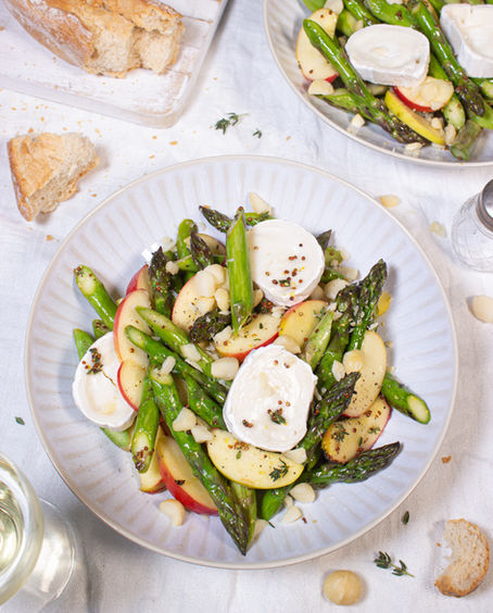 Spargelsalat mit Äpfeln, Macadamias, Ziegenkäse & Thymian-Honig-Dressing
