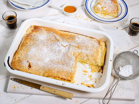 Bougatsa (griechisches Blätterteiggebäck mit cremiger Grießfüllung)