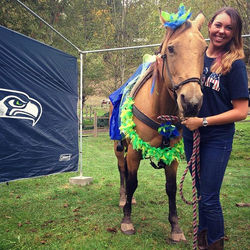 Washington goes a little nuts with the SeaHawks 💚💙💚 #stillaPackerfan #cutethough #shelovedtheatte