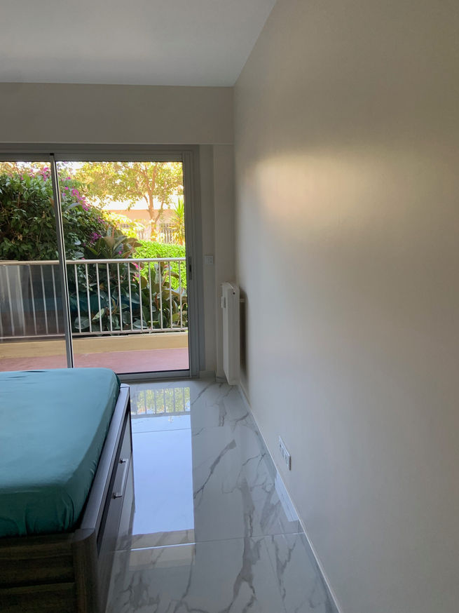 Intérieur chambre avec lit, fenêtre, Peintre en bâtiment et rénovation maison.