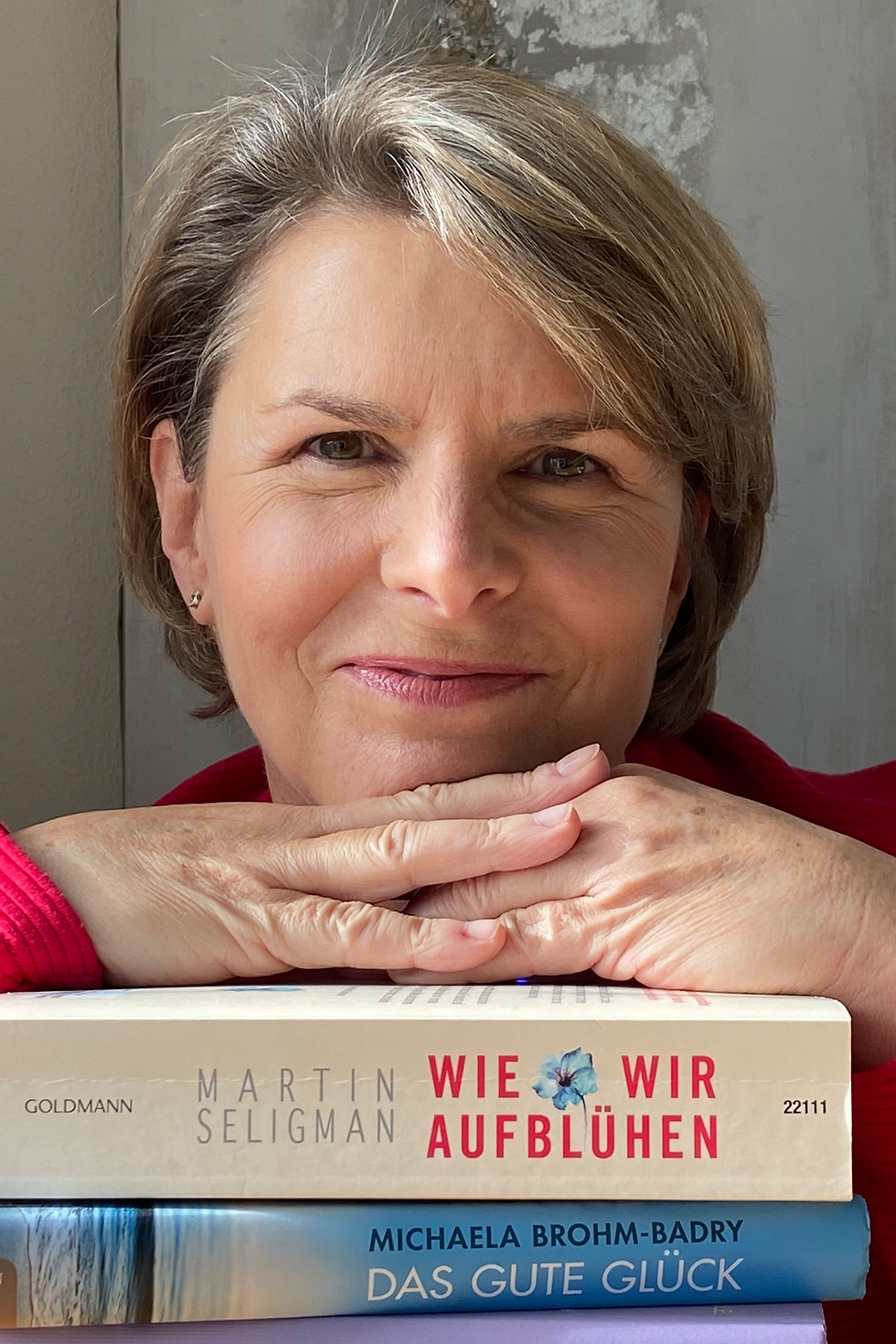 Foto von Coach und Beraterin Jacqueline Scherrer und der Buchtitel Wie wir aufblühen