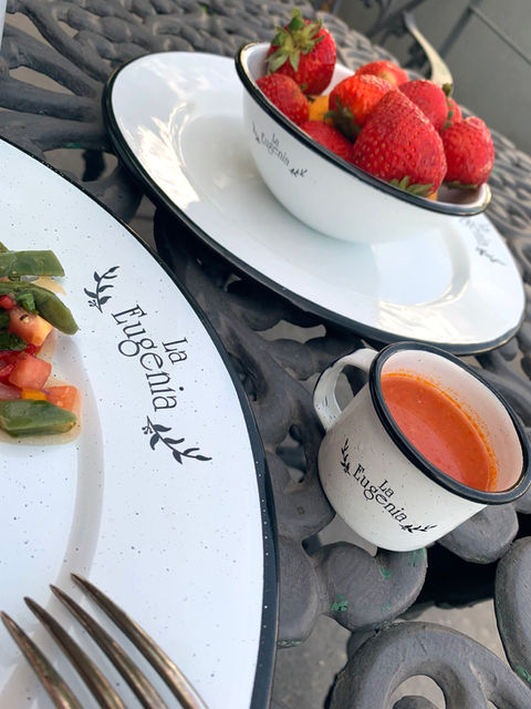 vajilla platos grabados restaurante servicio