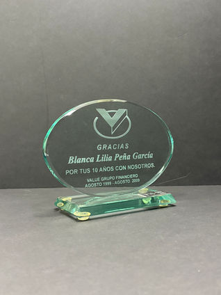 Reconocimiento de vidrio grabado con texto y logos.