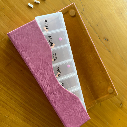Pastillero de siete dias en estuche de piel personalizable con grabado