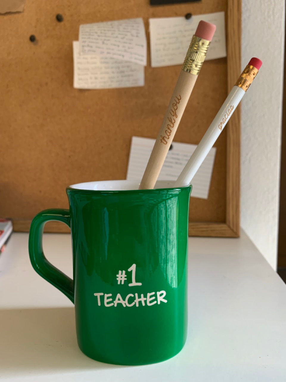 Taza para maestro color verde con mensaje grabado