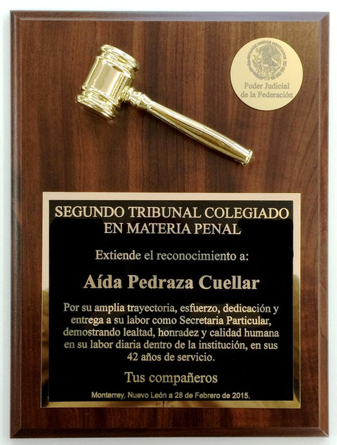 Reconocimiento de madera grabado de club rotario con placa de aluminio y mazo dorado.