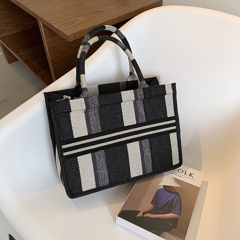 Thumbnail: handbag/tote bag