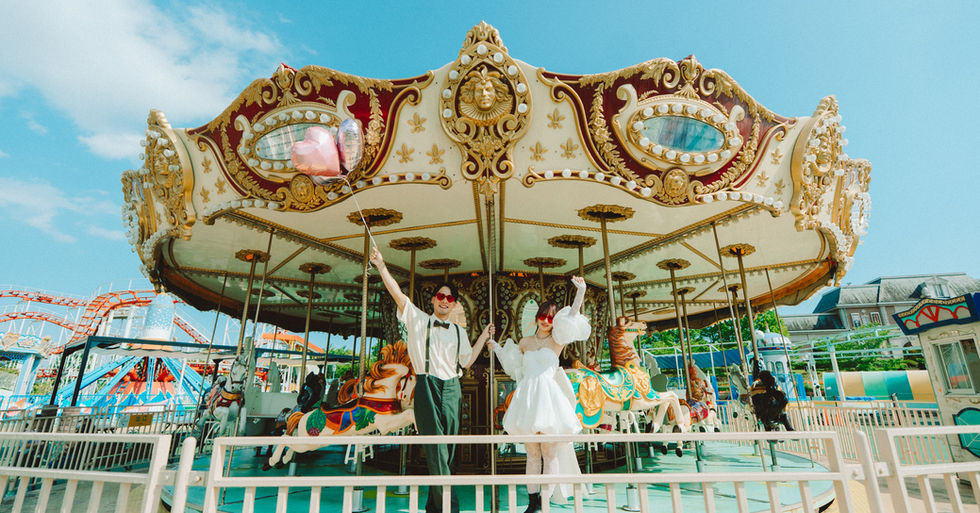 メリーゴーラウンドで幸せなカップル、大阪での結婚式