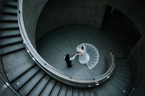 螺旋階段で踊る花嫁と花婿 PHOTO 大阪での結婚式