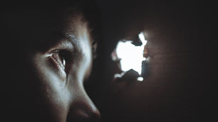 OS OLHOS NOS DESVÃOS
