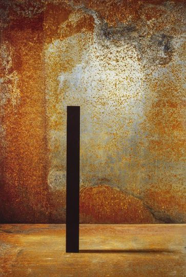 Photo : Béatrice Helg. Rectangle noir, monolithe noir, sur fond de rouille.