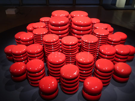 Les rondeurs brillantes du rouge
