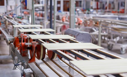 Piastrelle in movimento su nastro trasportatore