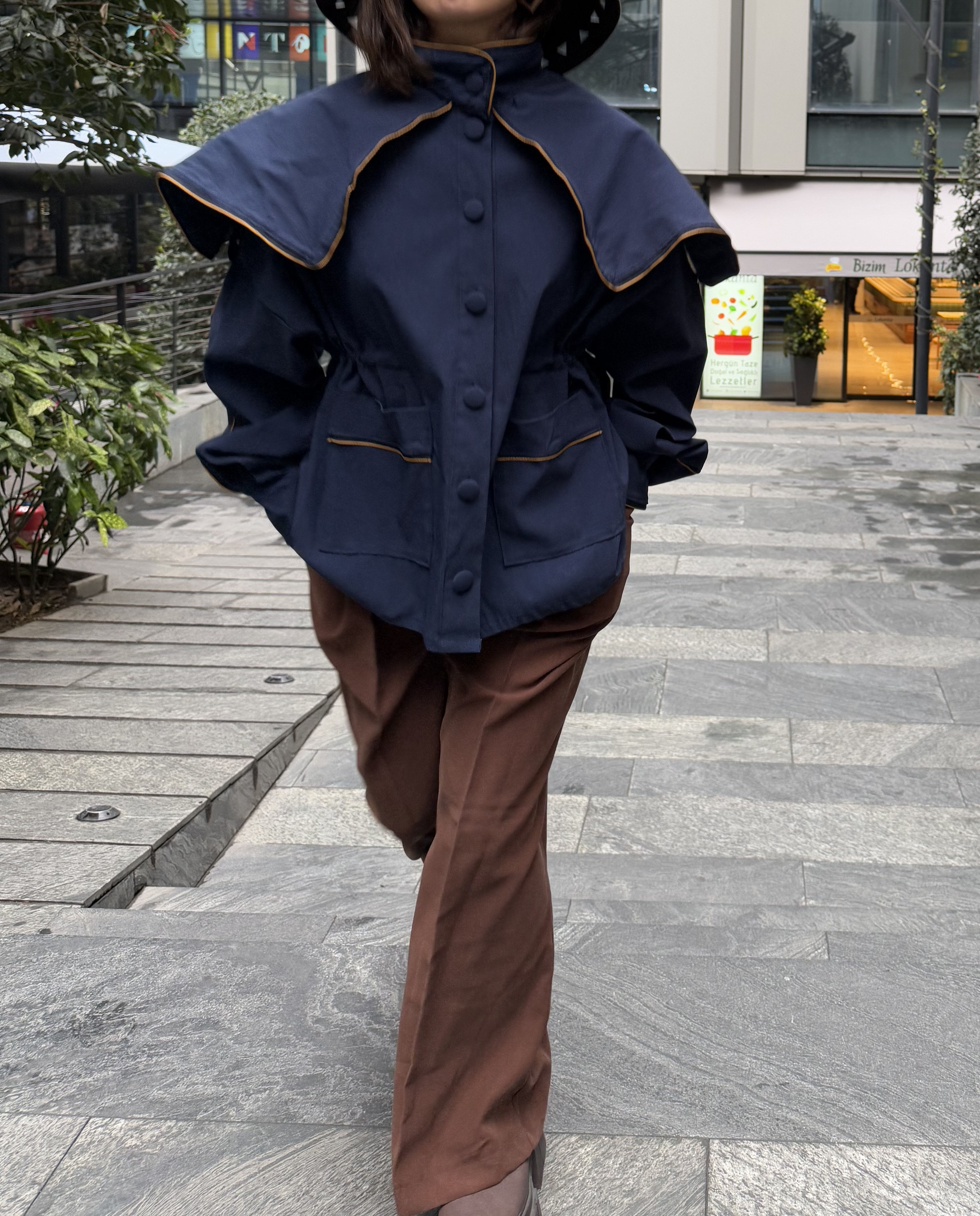 Parçalı özel tasarım biye ve cep detaylı trenç ceket