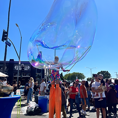 Bubble Entertainment / Giant Bubbles ON STILTS!! 