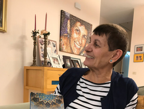 רחל וידבסקי אוחזת בעותק מהביוגרפיה קזבלנקה אהובתי, סיפורה של רחל וידבסקי