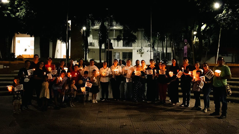 Como parte de la jornada central de la Semana por la Paz, la comunidad se reunió en una velatón por la vida, la dignidad humana, los derechos humanos, la reconciliación y la memoria. El encuentro permitió unir voces y encender una luz colectiva por la paz, acompañado de la presentación del comunicado del Consejo Territorial de Paz a la opinión pública. Fotografía: William Pérez Guerrero - Consejero de Paz - SOMOS TV
