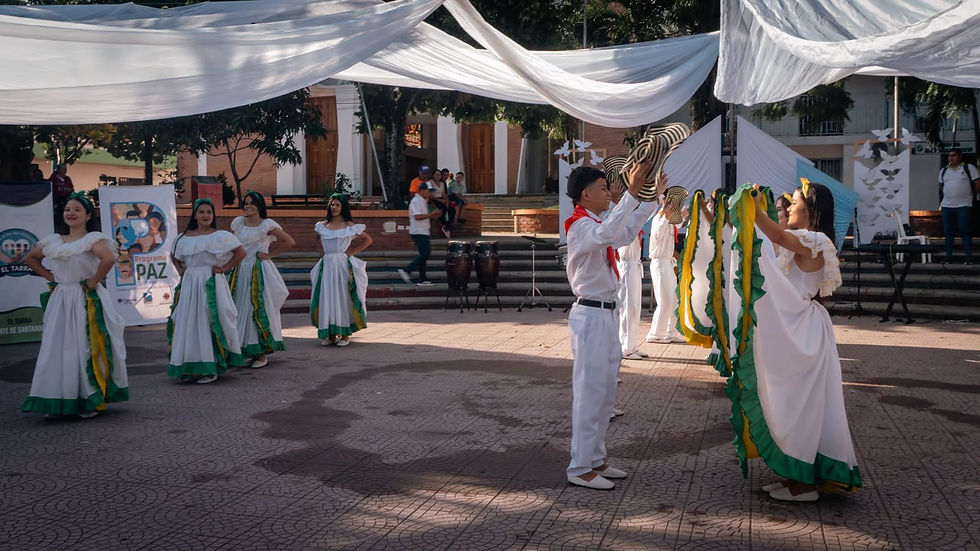 El arte y la cultura fueron espacios de encuentro y expresión de la identidad de El Tarra. A través de la danza y las tradiciones locales, los jóvenes celebraron la paz, fortalecieron vínculos y reafirmaron la cultura como una forma de construir convivencia y abrir caminos para las nuevas generaciones. Fotografía: William Pérez Guerrero - Consejero de Paz - SOMOS TV