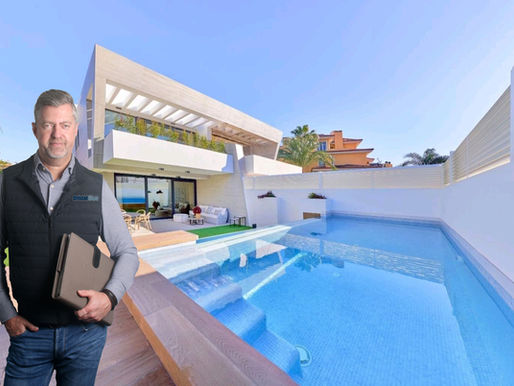 Cristal-Blue-technieker-bij-Spaans-zwembad-markttrends-2025