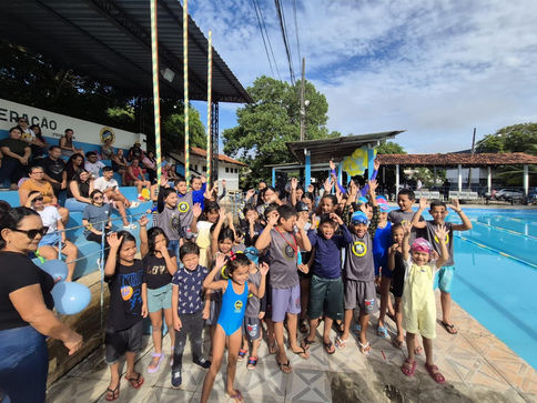 Projeto Peixinhos Voadores celebra 23 anos cumprindo papel social para crianças e adolescentes através da natação