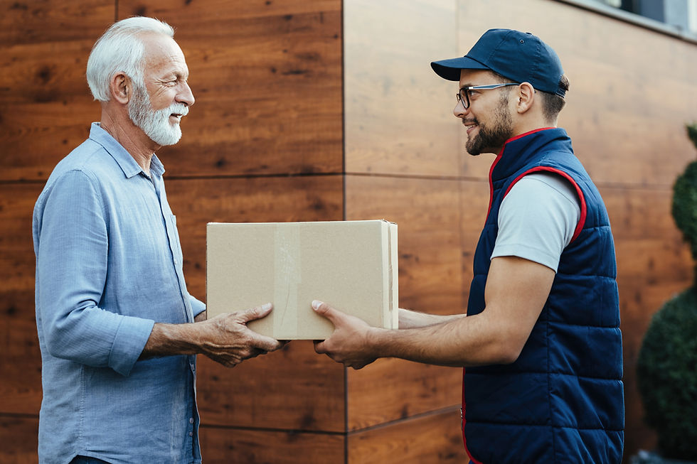correio-sorridente-jovem-entregando-pacote-para-um-cliente-senior.jpg
