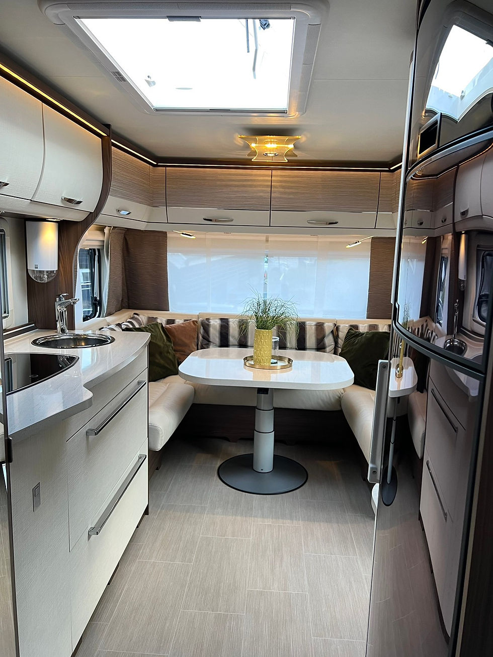 Thumbnail: Caravane pratique et jolie pouvant accueillir jusqu'à six personnes  3500 euros