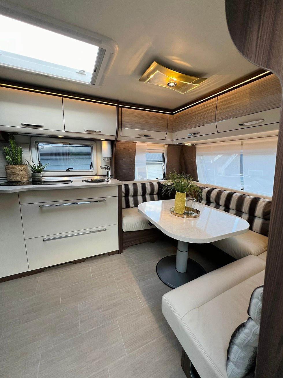 Thumbnail: Caravane pratique et jolie pouvant accueillir jusqu'à six personnes  3500 euros