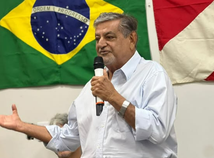 Mário Couto discursa para seus apoiadores.