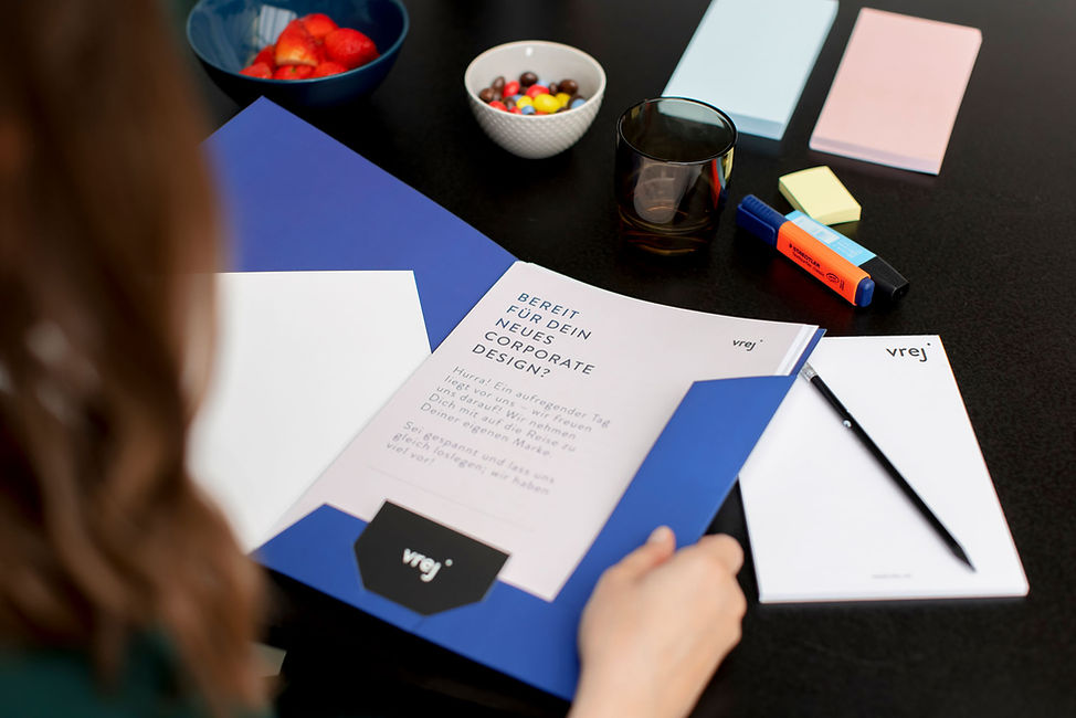 Stimmungsbild mit Arbeitsblättern aus dem Brand Basic Sprint von vrej aus Köln