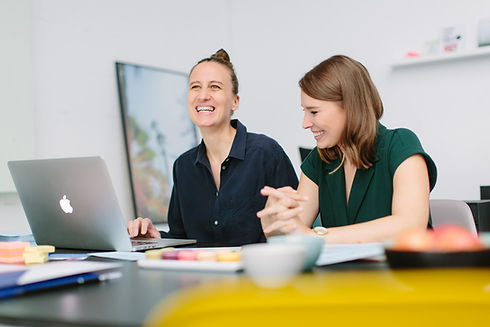 Arbeitssituation mit Gründerin aus dem Brand Identity Sprint von vrej in Köln