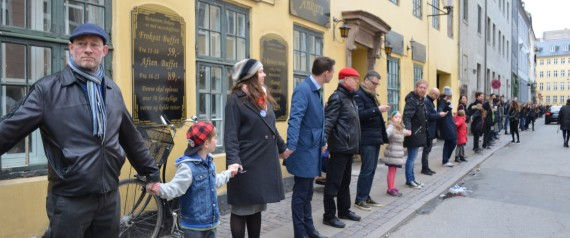 Danes form Ring of Peace around Copenhagen synagogue