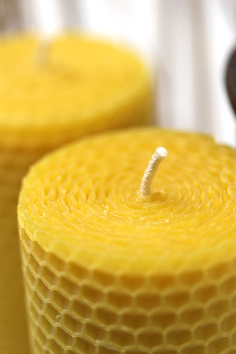 Miniature : Vue rapprochée de la texture de la grande bougie roulée en cire, illustrant sa construction artisanale