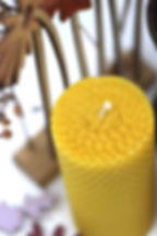 Image de la grande bougie roulée en cire d'abeille vue de dessus, capturant la spirale de la cire