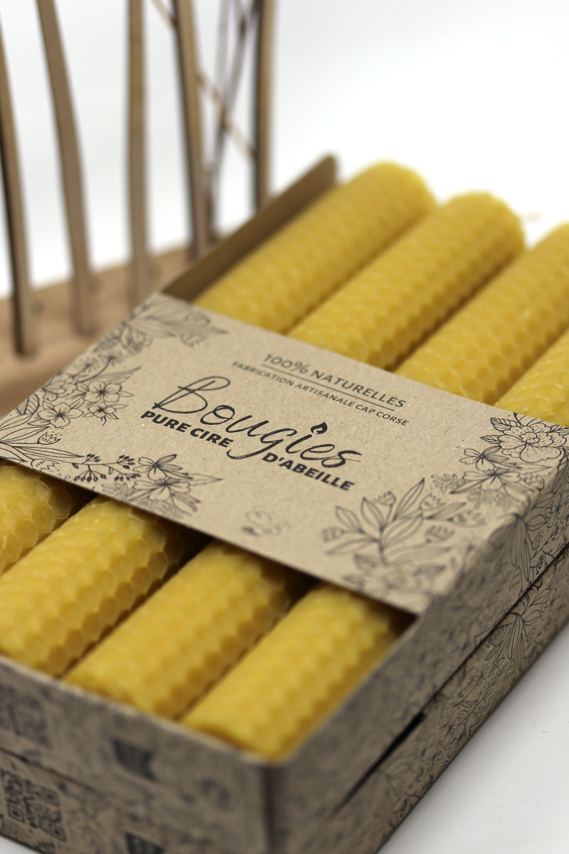 Miniature : Vue de dessus d'un coffret en kraft ouvert montrant quatre bougies en cire d'abeille, chaque bougie étant distinctement visib