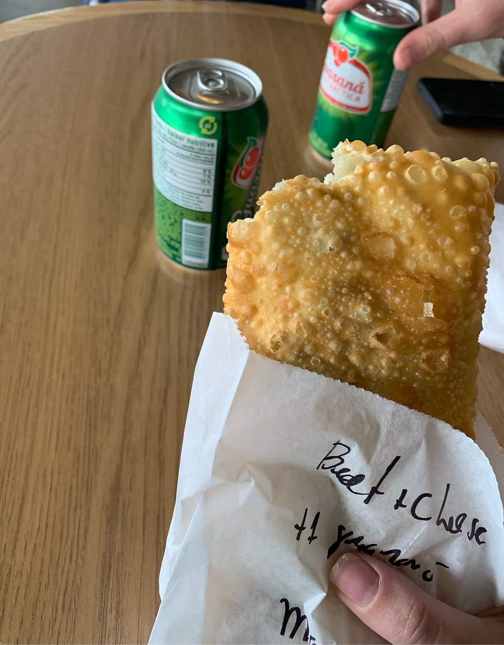 uma foto de um pastel e um guaraná