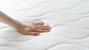 Hand auf harter Matratze