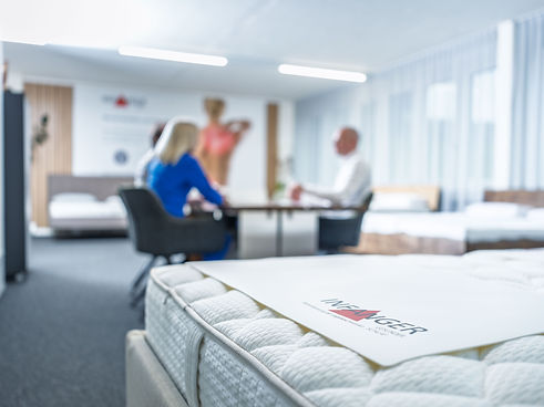 Pascal Infanger berät Kundschaft am Beratungstisch im Showroom