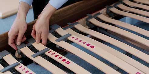 Pascal Infanger stellt ein Bettsystem beim Kunden zu Hause ein