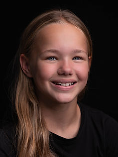 tienermeisje portret zwarte achtergrond