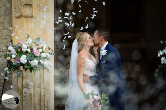 coppia sposi bacio fuori dalla chiesa 