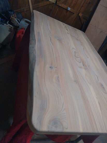 Réalisation d'un plateau de table live edge en bois massif de Cèdre à Brignoles. Réalisati