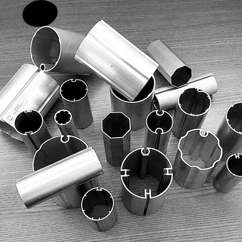 Plano de fundo de diferentes perfis de alumínio para persianas e toldos.jpg