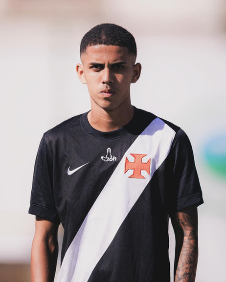  Jogador de futebol profissional em campo durante partida.
