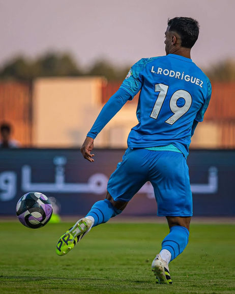 Jogador de futebol profissional em campo durante partida.