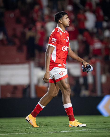 Jogador de futebol profissional em campo durante partida.